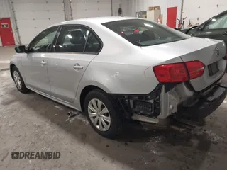 2014 Volkswagen Jetta S z VIN 3VW2K7AJXEM208116, wystawiony jako IAAI lot #42076606 z przebiegiem 118 917 mil mil oraz . Historia ofert i sprzedaży dostępna na DreamBid. Obrazek 3.