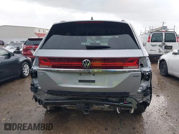 2025 Volkswagen Atlas SE z VIN 1V2HR2CA8SC531486, wystawiony jako IAAI lot #42508906 z przebiegiem 10 565 mil mil oraz . Historia ofert i sprzedaży dostępna na DreamBid. Obrazek 17.