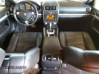 2009 Porsche Cayenne z VIN WP1AA29PX9LA02636, wystawiony jako Copart lot #50229185 z przebiegiem 133 885 mil mil oraz Szkoda całkowita • Salvage title. Historia ofert i sprzedaży dostępna na DreamBid. Obrazek 8.