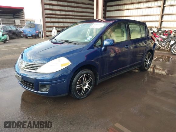 2009 Nissan Versa S z VIN 3N1BC13E19L353170, wystawiony jako IAAI lot #41493381 z przebiegiem 135 765 mil mil oraz . Historia ofert i sprzedaży dostępna na DreamBid. Obrazek 17.