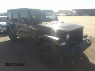 2020 Jeep Wrangler Unlimited Black and Tan z VIN 1C4HJXDG1LW349170, wystawiony jako IAAI lot #39732014 z przebiegiem 48 053 mil mil oraz . Historia ofert i sprzedaży dostępna na DreamBid. Obrazek 1.