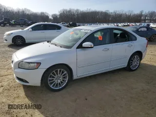 2010 Volvo S40 z VIN YV1382MS5A2501379, wystawiony jako Copart lot #47966145 z przebiegiem 159 967 mil mil oraz Szkoda całkowita • Salvage title. Historia ofert i sprzedaży dostępna na DreamBid. Obrazek 1.