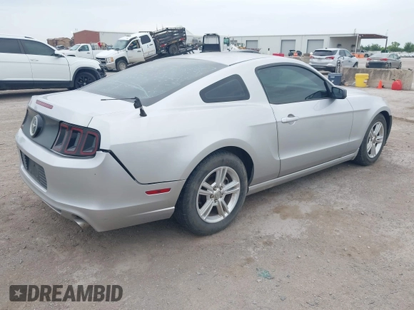 2014 Ford Mustang V6 z VIN 1ZVBP8AM3E5228599, wystawiony jako IAAI lot #42656325 z przebiegiem 185 188 mil mil oraz . Historia ofert i sprzedaży dostępna na DreamBid. Obrazek 4.