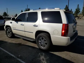 2008 Cadillac Escalade z VIN 1GYEC63888R100205, wystawiony jako Copart lot #46505685 z przebiegiem 159 066 mil mil oraz Szkody całkowita. Historia ofert i sprzedaży dostępna na DreamBid. Obrazek 2.
