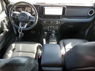 2024 Jeep Wrangler Sahara z VIN 1C4PJXEG9RW242600, wystawiony jako Copart lot #49297285 z przebiegiem 11 391 mil mil oraz Szkoda całkowita • Salvage title. Historia ofert i sprzedaży dostępna na DreamBid. Obrazek 8.