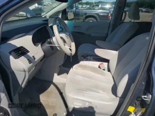 2013 Toyota Sienna LE AAS z VIN 5TDKK3DC5DS327389, wystawiony jako Copart lot #62218155 z przebiegiem 144 954 mil mil oraz Czysty tytuł • Clean title. Historia ofert i sprzedaży dostępna na DreamBid. Obrazek 7.