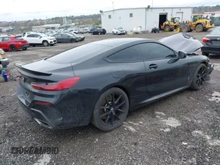 2020 BMW 8 Series 840i z VIN WBAAE4C01LCE09927, wystawiony jako IAAI lot #41908717 z przebiegiem 34 687 mil mil oraz . Historia ofert i sprzedaży dostępna na DreamBid. Obrazek 4.