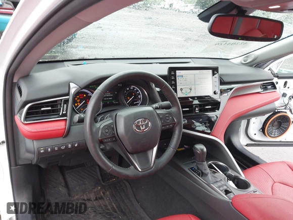 2022 Toyota Camry Hybrid XSE z VIN 4T1K31AK5NU583117, wystawiony jako IAAI lot #42204189 z przebiegiem 22 639 mil mil oraz . Historia ofert i sprzedaży dostępna na DreamBid. Obrazek 19.