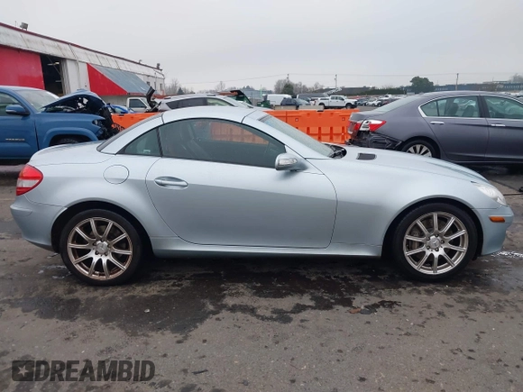 2005 Mercedes-Benz SLK 230/320 z VIN WDBWK56FX5F040781, wystawiony jako IAAI lot #41321130 z przebiegiem 100 319 mil mil oraz . Historia ofert i sprzedaży dostępna na DreamBid. Obrazek 13.