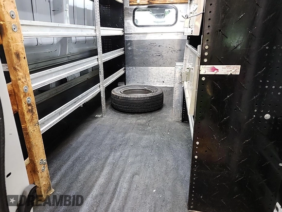 2019 Ford Transit z VIN 1FTYR2CM9KKA10603, wystawiony jako IAAI lot #42785517 z przebiegiem 116 663 mil mil oraz . Historia ofert i sprzedaży dostępna na DreamBid. Obrazek 23.