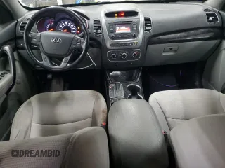 2014 Kia Sorento LX z VIN 5XYKT4A77EG499626, wystawiony jako Copart lot #49983865 z przebiegiem 227 978 mil mil oraz Nie do naprawy • Non repairable. Historia ofert i sprzedaży dostępna na DreamBid. Obrazek 8.