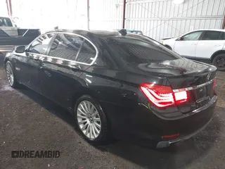 2011 BMW 7 Series 750Li xDrive z VIN WBAKC8C58BC433036, wystawiony jako IAAI lot #42055403 z przebiegiem 92 807 mil mil oraz . Historia ofert i sprzedaży dostępna na DreamBid. Obrazek 3.