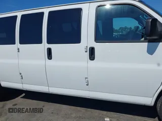 2018 Chevrolet Express Passenger LT z VIN 1GAZGPFG2J1332171, wystawiony jako IAAI lot #39459519 z przebiegiem 71 541 mil mil oraz . Historia ofert i sprzedaży dostępna na DreamBid. Obrazek 13.
