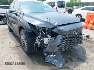 2024 Lexus RX 450h+ Luxury z VIN JTJCJMGA3R2017955, wystawiony jako IAAI lot #42395578 z przebiegiem 6 297 mil mil oraz . Historia ofert i sprzedaży dostępna na DreamBid. Obrazek 6.