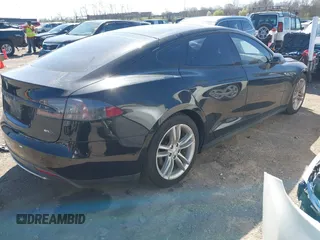 2015 Tesla Model S 85D z VIN 5YJSA1E24FF114180, wystawiony jako IAAI lot #41832583 z przebiegiem 152 008 mil mil oraz . Historia ofert i sprzedaży dostępna na DreamBid. Obrazek 4.