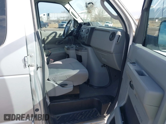 2010 Ford Econoline Passenger XL z VIN 1FBNE3BL8ADA65211, wystawiony jako IAAI lot #41659231 z przebiegiem 173 471 mil mil oraz . Historia ofert i sprzedaży dostępna na DreamBid. Obrazek 5.