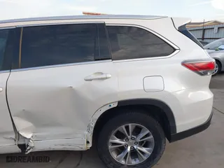 2014 Toyota Highlander XLE with VIN 5TDKKRFH3ES038170, listed as a IAAI auction lot 41740889 with 215,715 mi miles. Bid and sale history available at carsss.com. Image 18.