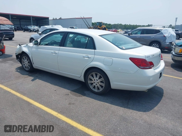 2008 Toyota Avalon XL z VIN 4T1BK36B68U304964, wystawiony jako IAAI lot #42381930 z przebiegiem 220 139 mil mil oraz . Historia ofert i sprzedaży dostępna na DreamBid. Obrazek 3.