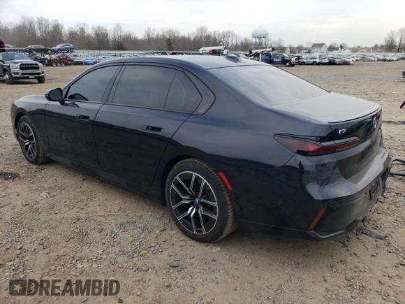 2023 BMW i7 xDrive60 z VIN WBY53EJ0XPCN41041, wystawiony jako Copart lot #47392304 z przebiegiem 5873 mil mil oraz . Historia ofert i sprzedaży dostępna na DreamBid. Obrazek 2.