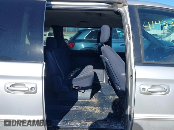 2001 Chrysler Town & Country with VIN 2C8GP44301R304800, listed as a IAAI auction lot 41433836 with Not Provided miles and . Bid and sale history available at DreamBid. Image 8.