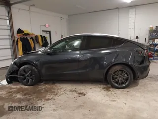 2025 Tesla Model Y Long Range z VIN 7SAYGDED3SF269554, wystawiony jako IAAI lot #41363465 z przebiegiem 883 mil mil oraz . Historia ofert i sprzedaży dostępna na DreamBid. Obrazek 14.
