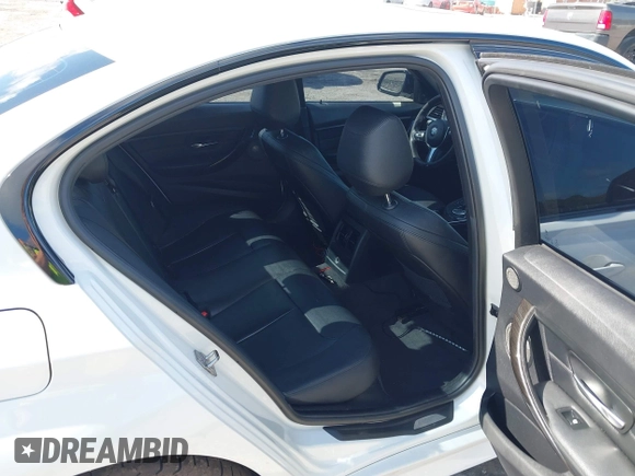 2015 BMW 3 Series 328i xDrive z VIN WBA3B3C58FF548041, wystawiony jako IAAI lot #42038075 z przebiegiem 113 974 mil mil oraz . Historia ofert i sprzedaży dostępna na DreamBid. Obrazek 8.
