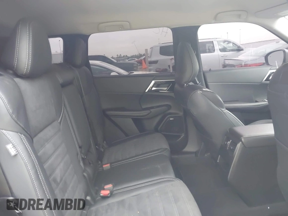 2025 Mitsubishi Outlander SEL z VIN JA4J3VA81SZ015726, wystawiony jako IAAI lot #42392744 z przebiegiem 4 004 mil mil oraz . Historia ofert i sprzedaży dostępna na DreamBid. Obrazek 8.