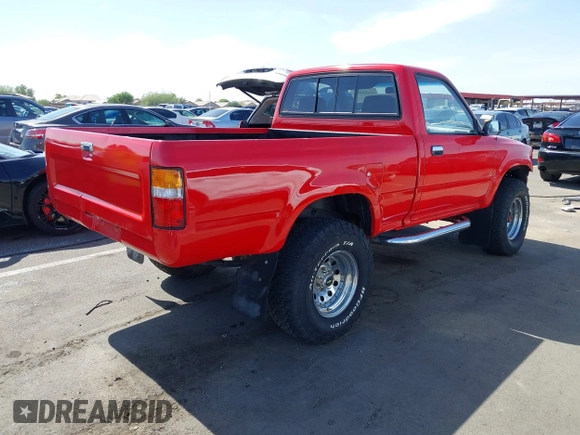 1990 Toyota Pickup DX z VIN JT4RN01P7L7019709, wystawiony jako IAAI lot #42448995 z przebiegiem 144 469 mil mil oraz . Historia ofert i sprzedaży dostępna na DreamBid. Obrazek 4.