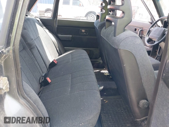 1992 Volvo 240 z VIN YV1AS8802N1469927, wystawiony jako IAAI lot #41927549 z przebiegiem 244 093 mil mil oraz . Historia ofert i sprzedaży dostępna na DreamBid. Obrazek 8.