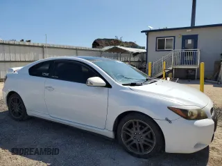 2008 Scion tC Spec z VIN JTKDE167480234496, wystawiony jako Copart lot #50149375 z przebiegiem 157 625 mil mil oraz Szkoda całkowita • Salvage title. Historia ofert i sprzedaży dostępna na DreamBid. Obrazek 4.