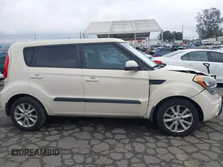2013 Kia Soul + z VIN KNDJT2A63D7756770, wystawiony jako IAAI lot #41528323 z przebiegiem 124 423 mil mil oraz . Historia ofert i sprzedaży dostępna na DreamBid. Obrazek 14.
