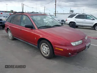 1999 Saturn SW z VIN 1G8ZK8276XZ333989, wystawiony jako IAAI lot #41550338 z przebiegiem 142 592 mil mil oraz . Historia ofert i sprzedaży dostępna na DreamBid. Obrazek 1.