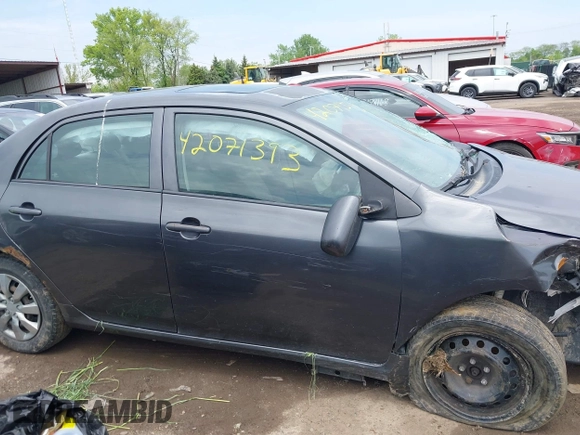 2010 Toyota Corolla z VIN 1NXBU4EE7AZ313190, wystawiony jako IAAI lot #42071393 z przebiegiem Nie podano mil oraz . Historia ofert i sprzedaży dostępna na DreamBid. Obrazek 12.