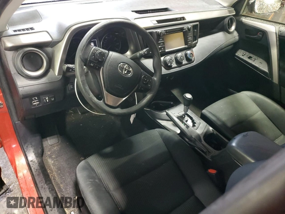 2017 Toyota RAV4 LE z VIN JTMBFREV7HJ123820, wystawiony jako Copart lot #56387685 z przebiegiem 35 008 mil mil oraz Szkoda całkowita • Salvage title. Historia ofert i sprzedaży dostępna na DreamBid. Obrazek 8.
