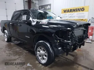 2024 Ram 2500 Laramie z VIN 3C6UR5FJ9RG134865, wystawiony jako IAAI lot #41299082 z przebiegiem 8 236 mil mil oraz . Historia ofert i sprzedaży dostępna na DreamBid. Obrazek 1.
