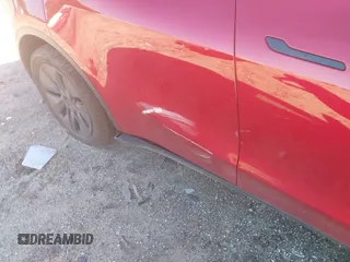 2024 Tesla Model Y z VIN 7SAYGDED2RA325538, wystawiony jako IAAI lot #42180492 z przebiegiem 8 738 mil mil oraz . Historia ofert i sprzedaży dostępna na DreamBid. Obrazek 6.