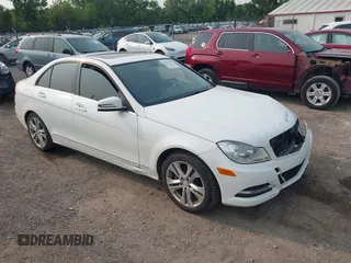2014 Mercedes-Benz C 250 Sport с VIN WDDGF4HB3ER303650, выставлен на аукционе IAAI как лот 42401653 с пробегом 131 749 миль миль и . История ставок и продаж доступна на DreamBid. Изображение 1.