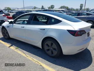 2022 Tesla Model 3 z VIN 5YJ3E1EA6NF332281, wystawiony jako IAAI lot #42198946 z przebiegiem 54 220 mil mil oraz . Historia ofert i sprzedaży dostępna na DreamBid. Obrazek 3.