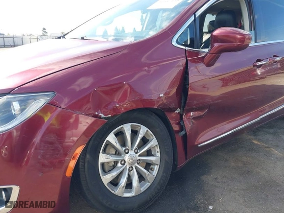 2018 Chrysler Pacifica Touring L with VIN 2C4RC1BG4JR211238, listed as a IAAI auction lot 41547148 with NaN miles. Bid and sale history available at carsss.com. Image 6.