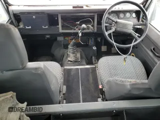 1990 Land Rover Defender z VIN SALLDVAF7HA478978, wystawiony jako Copart lot #65643315 z przebiegiem 76 116 mil mil oraz Czysty tytuł • Clean title. Historia ofert i sprzedaży dostępna na DreamBid. Obrazek 8.