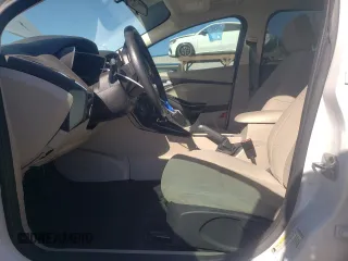 2016 Ford Focus Electric z VIN 1FADP3R45GL293963, wystawiony jako Copart lot #68055504 z przebiegiem 61 881 mil mil oraz Szkody całkowita. Historia ofert i sprzedaży dostępna na DreamBid. Obrazek 7.
