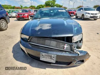 2012 Ford Mustang Premium z VIN 1ZVBP8AM3C5214411, wystawiony jako Copart lot #64656115 z przebiegiem 129 732 mil mil oraz Szkoda całkowita • Salvage title. Historia ofert i sprzedaży dostępna na DreamBid. Obrazek 5.