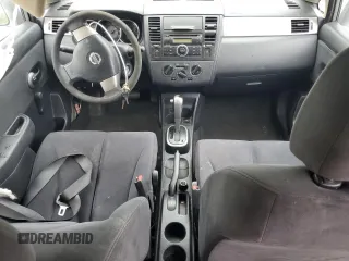 2008 Nissan Versa S z VIN 3N1BC13E28L407803, wystawiony jako Copart lot #53573295 z przebiegiem 107 049 mil mil oraz Szkody całkowita. Historia ofert i sprzedaży dostępna na DreamBid. Obrazek 8.