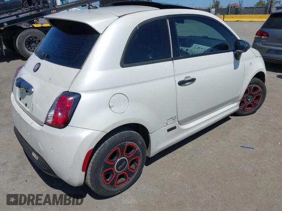 2015 FIAT 500e с VIN 3C3CFFGE9FT507138, выставлен на аукционе IAAI как лот 42625560 с пробегом 45 930 миль миль и . История ставок и продаж доступна на DreamBid. Изображение 4.