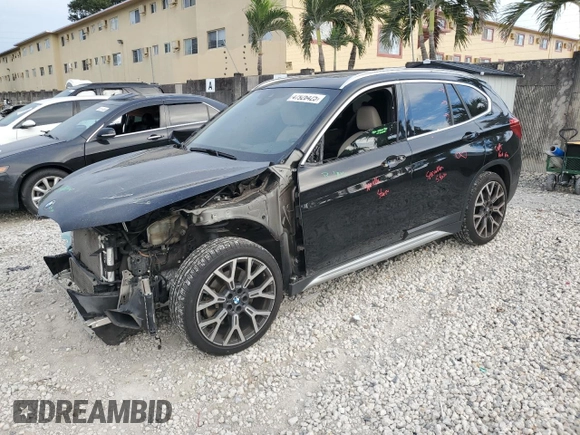 2020 BMW X1 xDrive28i z VIN WBXJG9C00L5P53912, wystawiony jako Copart lot #47926425 z przebiegiem 73 020 mil mil oraz Nie do naprawy • Non repairable. Historia ofert i sprzedaży dostępna na DreamBid. Obrazek 1.