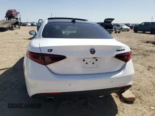 2021 Alfa Romeo Giulia Ti z VIN ZARFANBN0M7642850, wystawiony jako Copart lot #53498445 z przebiegiem Nie podano mil oraz Szkoda całkowita • Salvage title. Historia ofert i sprzedaży dostępna na DreamBid. Obrazek 6.
