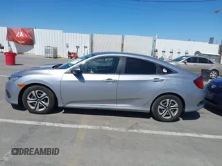 2017 Honda Civic LX z VIN 2HGFC2F5XHH572573, wystawiony jako IAAI lot #41825261 z przebiegiem 83 599 mil mil oraz . Historia ofert i sprzedaży dostępna na DreamBid. Obrazek 14.