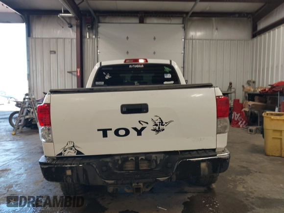 2013 Toyota Tundra z VIN 5TFDY5F10DX274318, wystawiony jako IAAI lot #41729475 z przebiegiem 253 873 mil mil oraz . Historia ofert i sprzedaży dostępna na DreamBid. Obrazek 17.