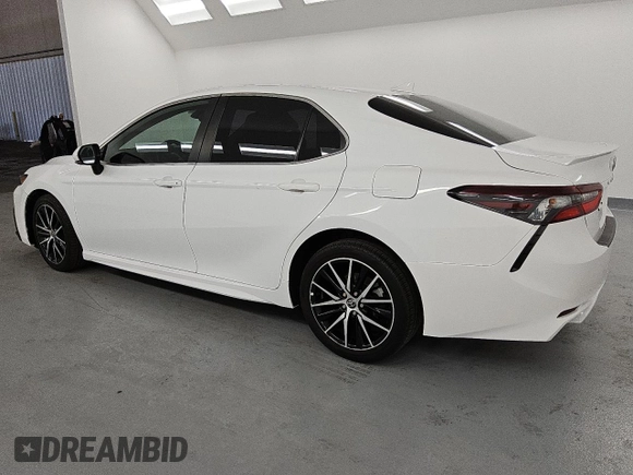 2022 Toyota Camry SE z VIN 4T1G11AKXNU630931, wystawiony jako Copart lot #82355254 z przebiegiem 34 943 mil mil oraz Czysty tytuł • Clean title. Historia ofert i sprzedaży dostępna na DreamBid. Obrazek 2.