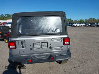 2020 Jeep Wrangler Unlimited Sahara with VIN 1C4HJXEN6LW210682, listed as a IAAI auction lot 41836201 with 32,925 mi miles. Bid and sale history available at carsss.com. Image 15.